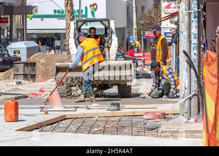 Heraklion, Griechenland - 29. März 2018: Bauarbeiter, die auf der Straße arbeiten. Stockfoto