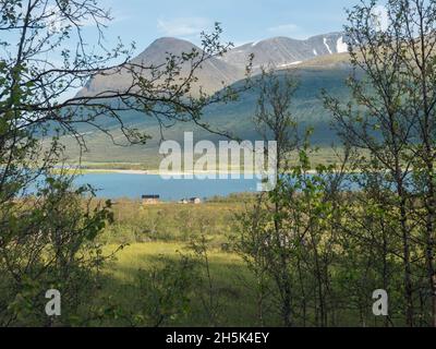 Sami Haus, Ferienhaus am Ufer des Sees Akkajaure in Anonjalmme saami Dorf mit Akka, Ahkka Bergmassiv mit Schnee und Gletscher schönen Sommer Stockfoto