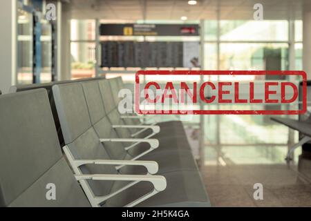 Leere Stühle in der Abflughalle am Flughafen. Reisekonzept. Stockfoto