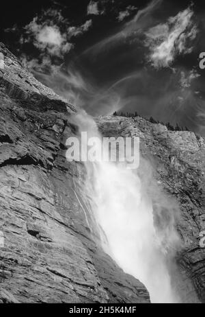 Auf der Suche bei gespeisten Wasserfälle Yoho Nationalpark Britisch-Kolumbien, Kanada Stockfoto