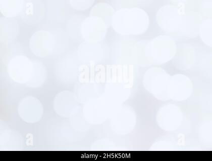 Abstrakter, weiß- und silberbläulicher Hintergrund mit sanftem Schimmer für die Anzeige. Unfokussierte Lichter leuchten vor dem Hintergrund. Winter glänzende Weihnachtslichter Stockfoto