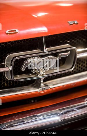 Bukarest, RUMÄNIEN - 10. Oktober 2021: Illustrative redaktionelle Nahaufnahme mit dem Frontgrill eines Ford Mustang Autos, auf dem das Herstellerlogo angebracht ist Stockfoto