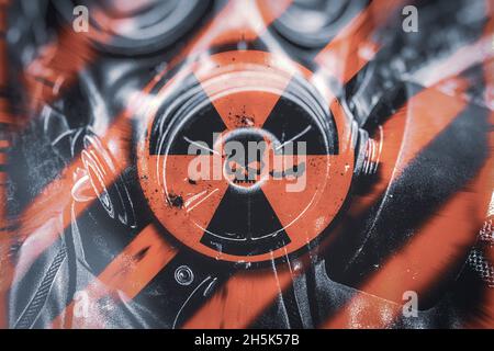 Radioaktives Schild mit Schädel überzogen einen Biohazard Gasmaskenanzug Stockfoto