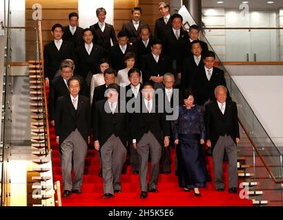 TOKIO, Japan. November 2021. Der japanische Premierminister Fumio Kishida (Front C) führt seine Kabinettsminister an, während sie sich auf eine Fotosession in Kishidas offizieller Residenz in Tokio, Japan, am 10. November 2021 vorbereiten. (Bild: © POOL via ZUMA Press Wire) Stockfoto