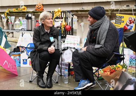 London, Großbritannien. Kate Green MP traf Richard Ratcliffe jetzt am achtzehnten Tag seines Hungerstreiks vor dem Auswärtigen Amt. Er demonstriert, dass das Auswärtige Amt bei der Sicherstellung einer Freilassung für seine Frau Nazanin Zaghari-Ratcliffe während ihrer fünfeinhalbjährigen Inhaftierung im Iran keine Fortschritte erzielt hat. Kredit: michael melia/Alamy Live Nachrichten Stockfoto