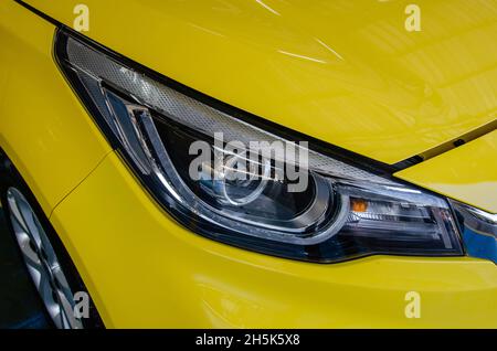 Moderne details Auto gelb Scheinwerfer. Stockfoto