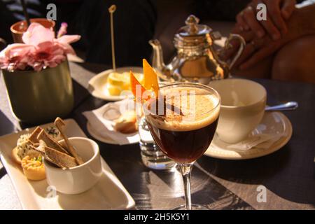 Klassischer Kaffee-Cocktail, Teetassen und eine antike silberne Teekannen auf einem Restauranttisch. Stockfoto