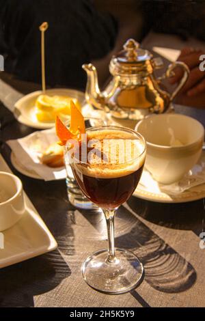 Klassischer Kaffee-Cocktail, Teetassen und eine antike silberne Teekannen auf einem Restauranttisch. Stockfoto