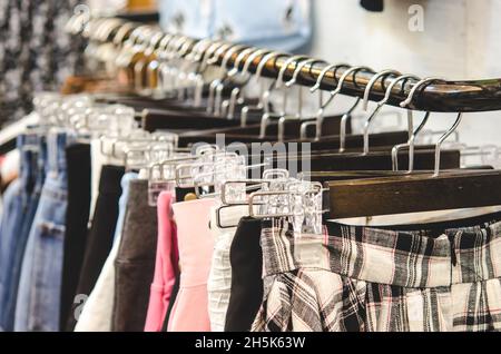 Aufhänger-Hosen und Röcke für Frauen Stockfoto