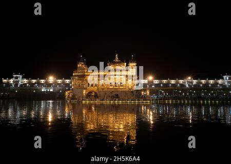 Der Goldene Tempel (Sri Harmandir Sahib) Gurdwara und Sarovar (Pool des Nektars), in der Abenddämmerung; Amritsar, Punjab, Indien Stockfoto