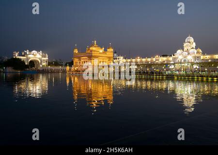 Der Goldene Tempel (Sri Harmandir Sahib) Gurdwara und Sarovar (Pool des Nektars), in der Abenddämmerung; Amritsar, Punjab, Indien Stockfoto
