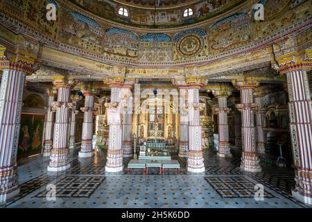 Verzierte Innenraum des Bhandasar Jain Tempel; Bikaner, Rajasthan, Indien Stockfoto