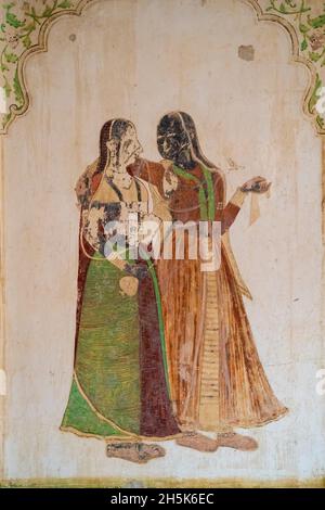 Wandbild an der Wand einer Kammer von zwei Frauen in traditioneller Kleidung in Ahhichatragarh Fort (Nagaur Fort) gekleidet; Nagaur, Rajasthan, Indien Stockfoto