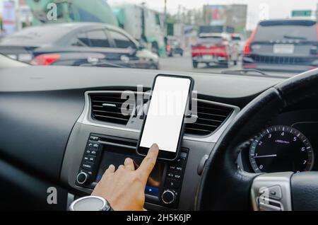 Smartphone auf dem Auto Luftauslass.Blank mit weißem Bildschirm. Stockfoto