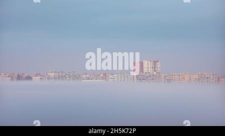 Wohnanlage im Nebel. Wohngebiet während des frostigen Herbstmorgens. Prag, Tschechische Republik Stockfoto