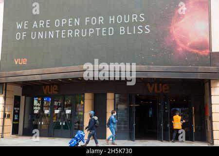 Die Menschen kommen an einer Nachricht vorbei, die über den offenen Türen eines Vue-Kinos in London angezeigt wird, da Innenräume wie Museen und Kinos wieder geöffnet werden dürfen. Stockfoto