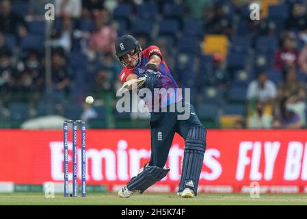 Abu Dhabi, VAE, 10. November 2021. Liam Livingstone aus England war am 10. November 2021 im Sheikh Zayed Cricket Stadium, Abu Dhabi, Vereinigte Arabische Emirate, im Halbfinale des ICC Mens T20 zwischen England und Neuseeland im Einsatz. Foto von Grant Winter. Nur zur redaktionellen Verwendung, Lizenz für kommerzielle Nutzung erforderlich. Keine Verwendung bei Wetten, Spielen oder Veröffentlichungen einzelner Clubs/Vereine/Spieler. Kredit: UK Sports Pics Ltd/Alamy Live Nachrichten Stockfoto