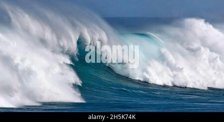 Kamm und weißer Wasserschaum einer großen, brechenden Welle, Maui; Hawaii, Vereinigte Staaten von Amerika Stockfoto