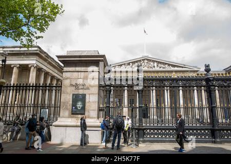 Vor dem British Museum in London stehen Menschen Schlange, da Innenräume wie Museen und Kinos wiedereröffnet werden dürfen. Stockfoto