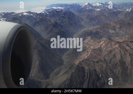 Nahaufnahme eines Turbinenmotors eines Flugzeugs mit Blick auf die Anden zwischen Argentinien und Chile; Grenze zwischen Argentinien und Chile, Chile Stockfoto