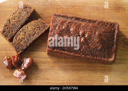 Datteln Kuchen. Ein einfacher Kaffee-Time-Kuchen mit gemahlenen Datteln zum Teig hinzugefügt. Aufgenommen auf weißem Hintergrund Stockfoto