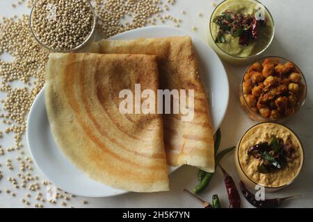 Sorghum Pfannkuchen. Knusprige Pfannkuchen aus Vollkorn-Sorghum und Leinenschalen. Im Volksmund als Jowar dosa bekannt. Serviert mit Kichererbsen-Masala und Gewürzen. Stockfoto