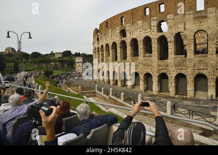 Blick von hinten von Touristen in einem Reisebus fotografiert das Kolosseum; Rom, Latium, Italien Stockfoto