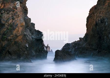 Zerklüftete Klippen und Felsformationen entlang der Küste am Pfeiffer Beach im Los Padres National Forest in Big Sur; Kalifornien, USA Stockfoto