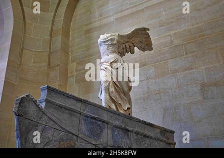 Marmorstatue des geflügelten Sieges von Samothrake im Louvre; Paris, Ile-de-France, Frankreich Stockfoto