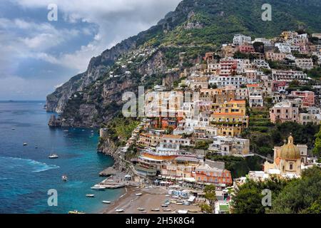 Die historische Stadt Positano an der berühmten Amalfiküste entlang des Tyrrhenischen Meeres; Amalfi, Salerno, Kampanien, Italien Stockfoto