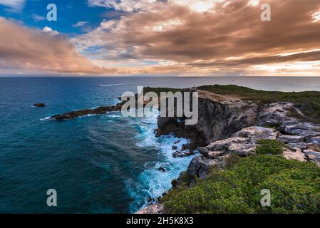 Wellen schlagen auf der felsigen Halbinsel Pointe des Chateaux auf Grande-Terre; Guadeloupe, Französisch-Westindien Stockfoto