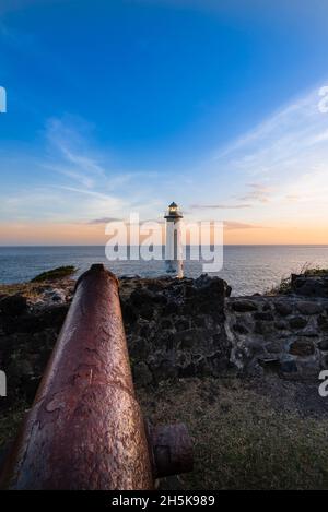 Leuchtturm in Pointe du Vieux Fort mit Blick auf das Karibische Meer bei Sonnenuntergang, südlichster Punkt von Guadeloupe Stockfoto