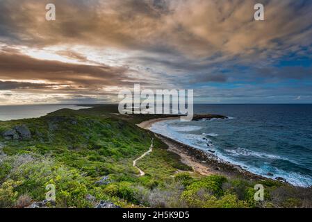 Halbinsel, die sich entlang der Küste bei Pointe des Chateaux auf Grande-Terre in den Atlantischen Ozean erstreckt, mit einem dramatisch bewölkten Himmel Stockfoto