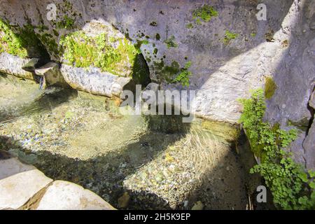 Altes Wasser, Bergquelle aus Steinziegel in den Bergen der Stadt Tartus, Syrien gebaut. Stockfoto