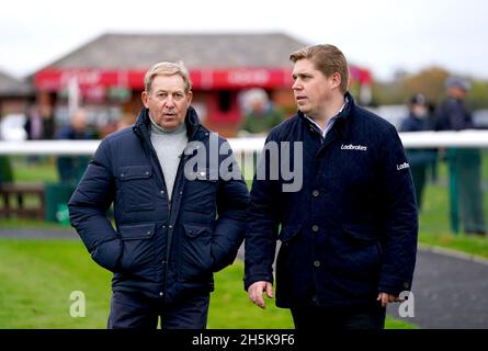 Trainer Dan Skelton (rechts) und Nick Skelton auf der Rennbahn Bangor-on-Dee. Bilddatum: Mittwoch, 10. November 2021. Stockfoto