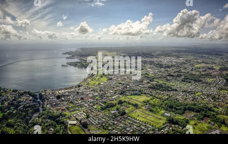 Luftaufnahme von einem Hubschrauber der Stadt Hilo mit Blick auf Hilo Bay; Insel Hawaii, Hawaii, Vereinigte Staaten von Amerika Stockfoto