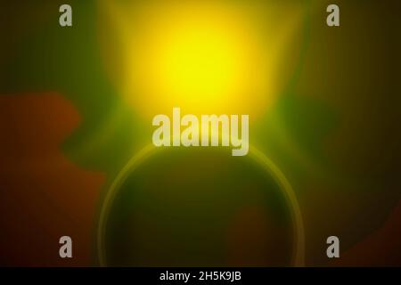 Abstrakte Kunst. Verschwommene Sonne zwischen grünen Kreisen im Raum. Stockfoto