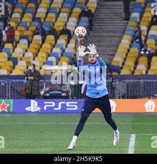 KIEW, UKRAINE - 2. NOVEMBER 2021: Torhüter Georgiy Buschtschan von Dynamo Kiew im Einsatz während des Trainings vor dem UEFA Champions League-Spiel gegen Barcelona im NSC Olimpiyskyi-Stadion Stockfoto