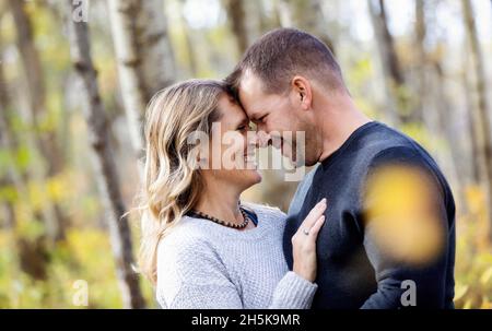Ein Porträt eines reifen Ehepaares im Herbst in einem Stadtpark; St. Albert, Alberta, Kanada Stockfoto