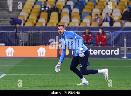 KIEW, UKRAINE - 2. NOVEMBER 2021: Torhüter Georgiy Buschtschan von Dynamo Kiew im Einsatz während des Trainings vor dem UEFA Champions League-Spiel gegen Barcelona im NSC Olimpiyskyi-Stadion Stockfoto