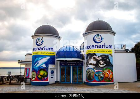 Bournemouth, Großbritannien, 5. November 2019. Die Vorderansicht des Bournemouth Ozeanarium Zentrums an einem bewölkten Tag. Stockfoto