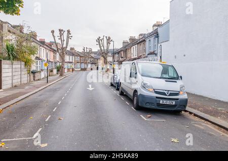 Eine verlassene britische Straße mit geschlossenen Geschäften an einem hellen sonnigen Tag Stockfoto