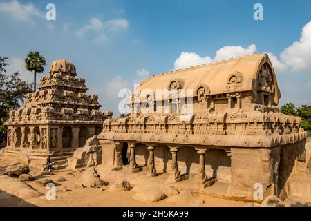 Die Arjuna und Bhima Rathas, zwei der fünf Ratha Granit geschnitzten Monolithen in Mahabalipuram; Chengalpattu, Tamil Nadu, Indien Stockfoto