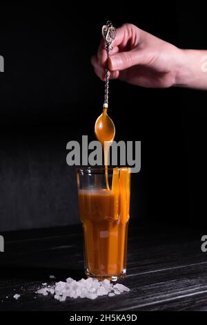 Hausgemachte gesalzene Karamellsauce in einem Glas auf dunklem Hintergrund. Text kopieren Stockfoto