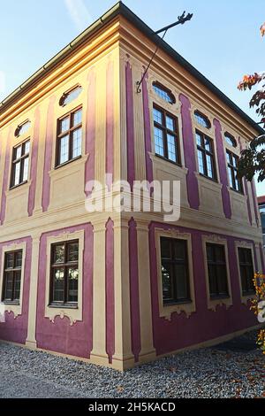 Ansicht des barocken Slalettl, ehemaliges Sommerhaus der Äbte des Klosters Weihenstepher in Freising, aus erzwungener Perspektive gemalt Stockfoto