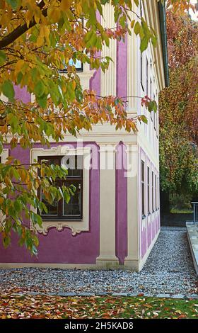 Herbstliche Ansicht des barocken Slalettl, ehemaliges Sommerhaus der Äbte des Klosters Weihenstepher in Freising, aus erzwungener Perspektive gemalt Stockfoto