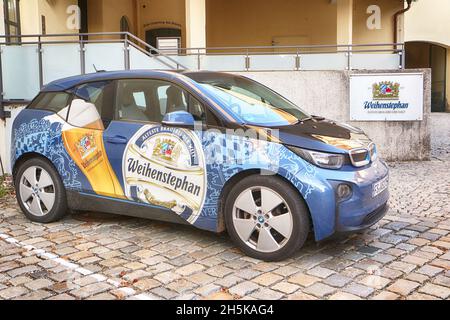 Weihenstephan, Bayern, Deutschland - Auto bemalt mit der Werbung, dem Emblem und den Farben der Brauerei Weihenstephan, der ältesten Brauerei der Welt Stockfoto