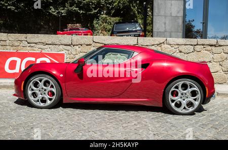 Caramulo, Portugal - 04. September 2021: Red Alfa Romeo 4C beim Caramulo Motorfestival 2021 Stockfoto