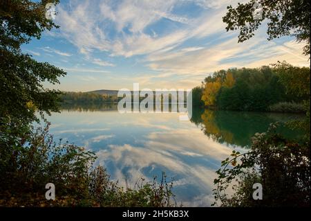 See bei Sonnenaufgang im Herbst; Niedernberg, Bayern, Deutschland Stockfoto