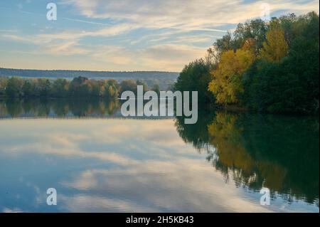 See bei Sonnenaufgang im Herbst; Niedernberg, Bayern, Deutschland Stockfoto